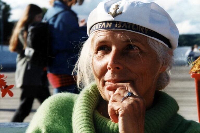 Miłość w poezji Agnieszki Osieckiej – wiersze, które poruszają serce