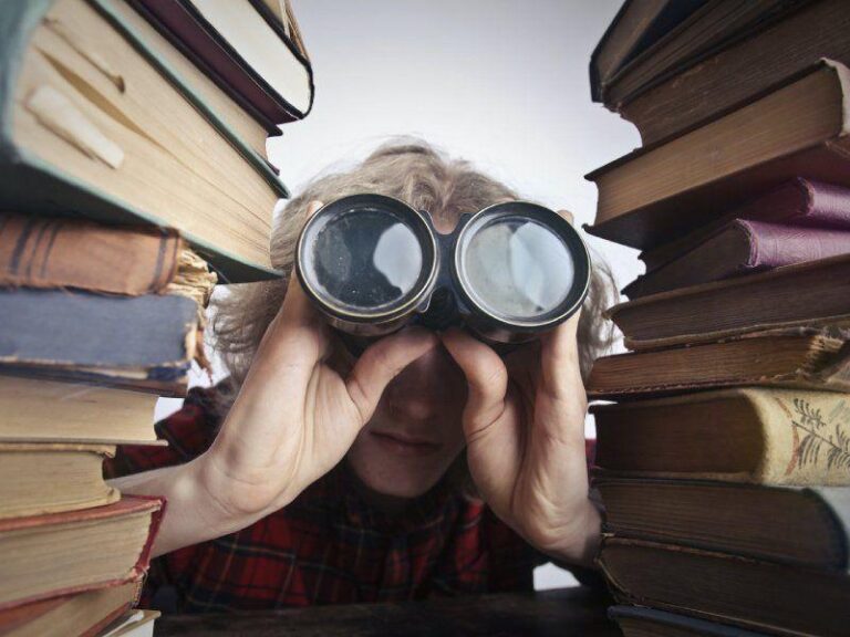 Odkryj najlepszych autorów książek sensacyjnych, którzy wciągną cię w wir akcji