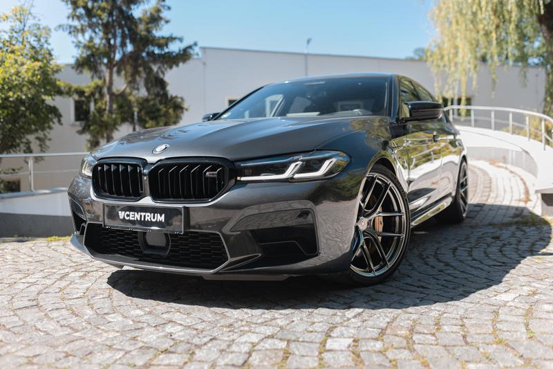 Pasja na czterech kółkach: inspirujące cytaty o autach