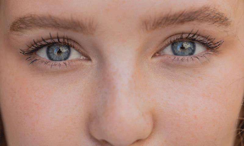 Emocjonalne spojrzenie w oczy