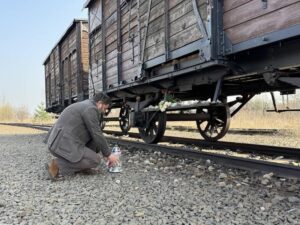 Przewodnik po nowych książkach o Auschwitz: odkryj prawdę i pamięć