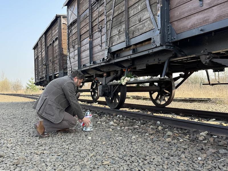Przewodnik po nowych książkach o Auschwitz: odkryj prawdę i pamięć