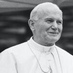 Mądrość Jana Pawła II: inspirujące cytaty o wojnie