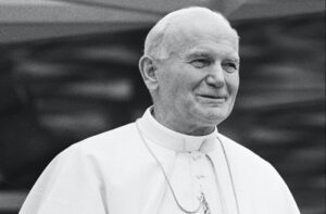 Mądrość Jana Pawła II: inspirujące cytaty o wojnie