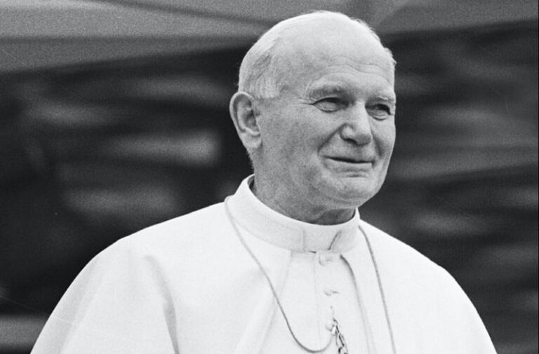 Mądrość Jana Pawła II: inspirujące cytaty o wojnie