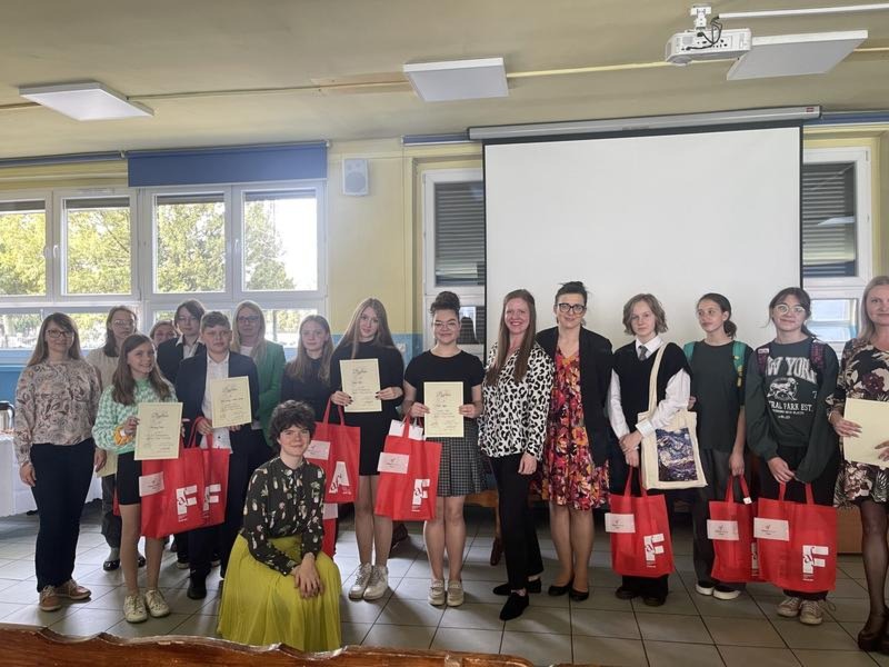 Magiczne brzmienie: piękne wiersze po francusku z wymową dla każdego